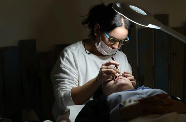 How to Remove Eyelash Extensions Using a Professional Remover