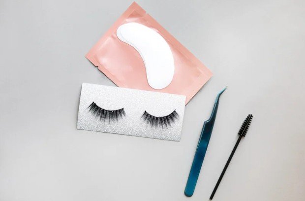 Is It Safe to Remove Eyelash Extensions at Home